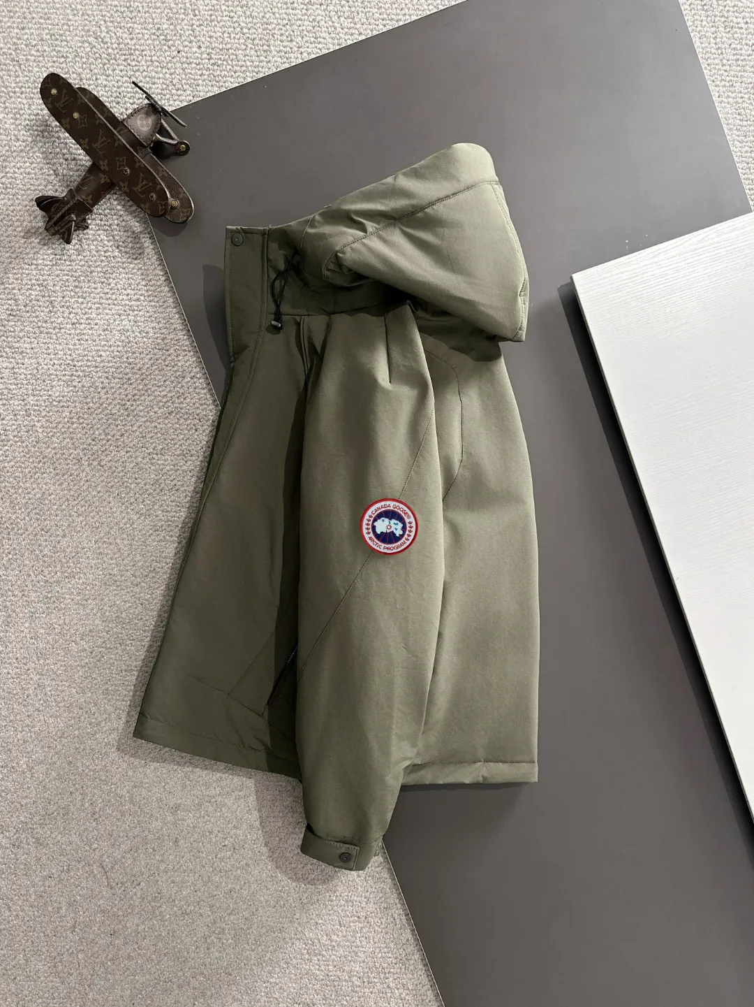 Two-day delivery time P960 Big Goose 🔥🔥 High-end customization 2025 winter official website's latest popular down jacket. Original custom-made hardware accessories for customers, all imported and original customization. Welcome to compare at the counter. Absolutely high quality. Use top-grade 90 white goose down. Super soft. Filled with fluffy and full feathers. Super heavy work. Fabric workmanship is excellent. The version is super perfect. Note⚠The fabric is super comfortable. Exclusive model. High-end quality. A must-have warm and protective artifact in winter. Size: M-3XL